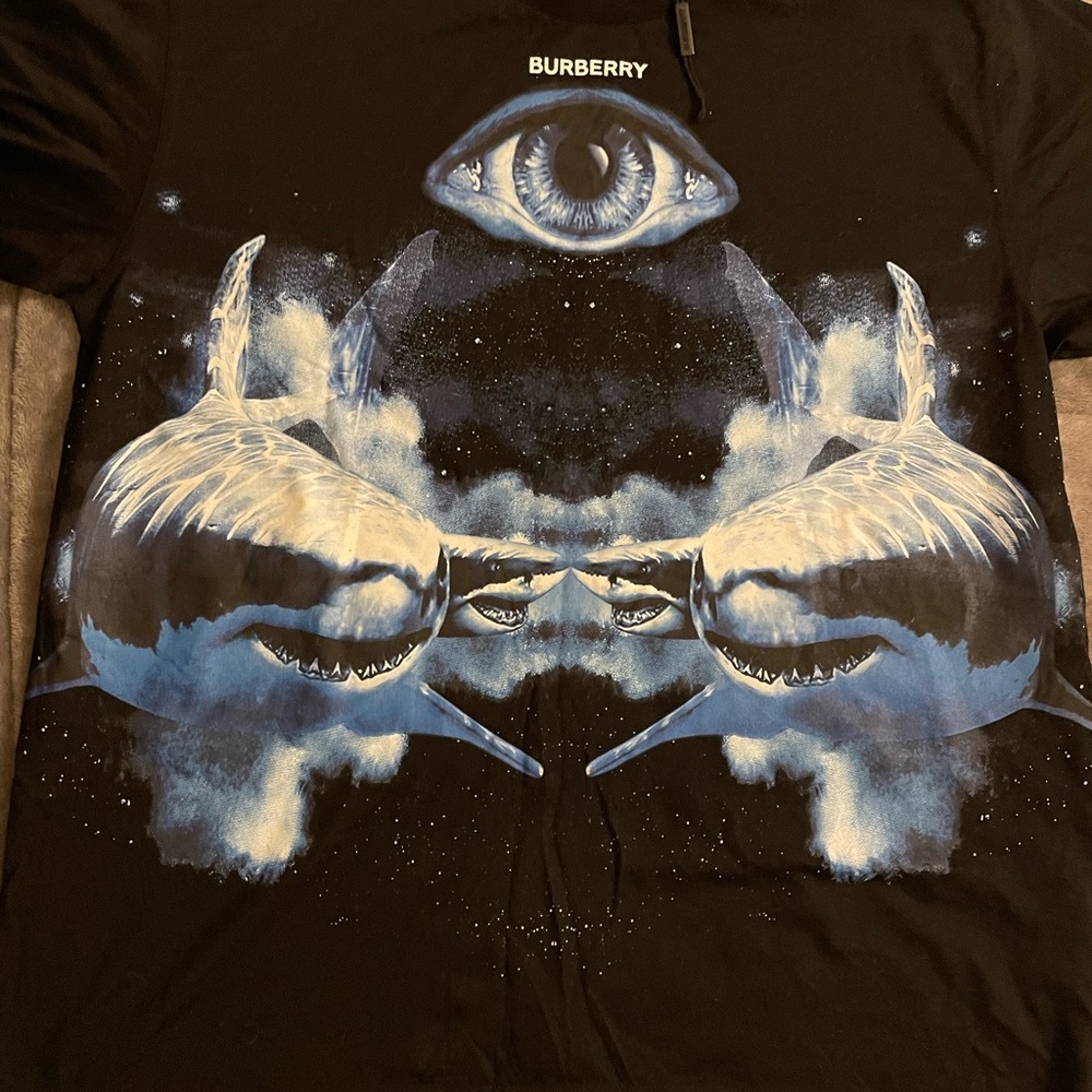 100% authentic Burberry oversized t-shirt.Cotton material, in great condition